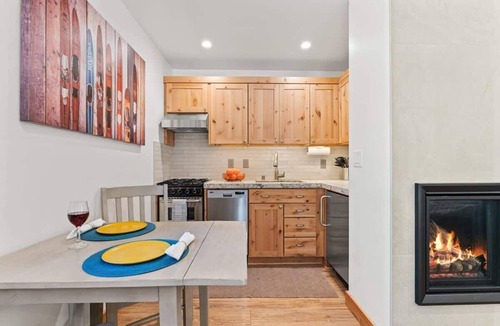Tahoe Vista Condo | Bearfoot Bungalow - Year Round Private Beach Access