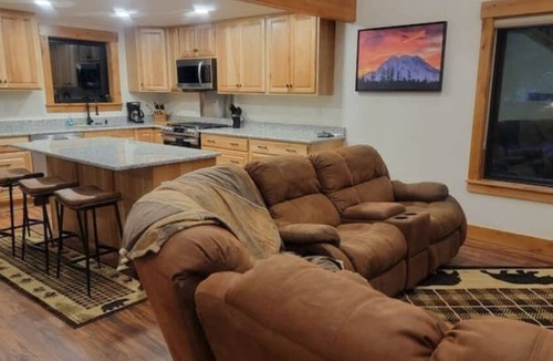 Paradise Estates House | Bearfoot chalet. Sleeps 6/Hot tub