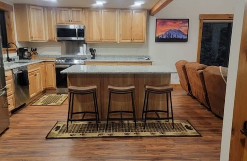 Paradise Estates House | Bearfoot chalet. Sleeps 6/Hot tub