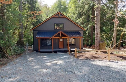 Paradise Estates House | Bearfoot chalet. Sleeps 6/Hot tub