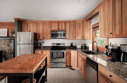Stanley Cabin | Bearloga:Hot Tub, Sauna, Stunning Views, 75 acres