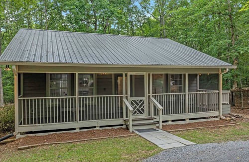 Mentone Cabin | Bearly Behaving with hot tub