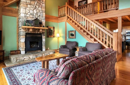 Sunset Cove Cabin | Bearmoon - King beds~WiFi-log cabin-dog friendly-sleeps 10
