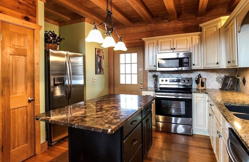 Sunset Cove Cabin | Bearmoon - King beds~WiFi-log cabin-dog friendly-sleeps 10