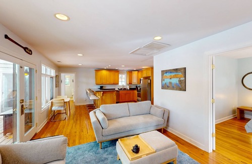 Moneta Cottage | Bears Den at Acorn Dr - Spacious pet friendly Cottage with balcony, dock, and hot tub