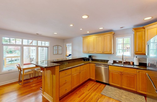 Moneta Cottage | Bears Den at Acorn Dr - Spacious pet friendly Cottage with balcony, dock, and hot tub