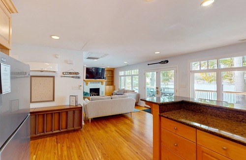 Moneta Cottage | Bears Den at Acorn Dr - Spacious pet friendly Cottage with balcony, dock, and hot tub