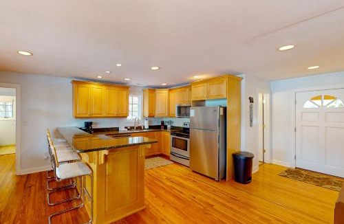Moneta House | Bears Den at Acorn Dr - Spacious pet friendly Cottage with balcony, dock, and hot tub