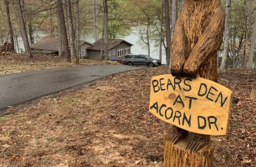 Moneta House | Bears Den at Acorn Dr - Spacious pet friendly Cottage with balcony, dock, and hot tub