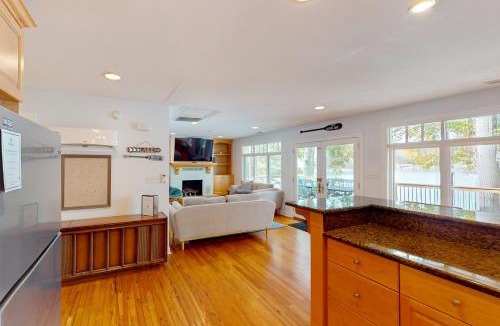 Moneta House | Bears Den at Acorn Dr - Spacious pet friendly Cottage with balcony, dock, and hot tub