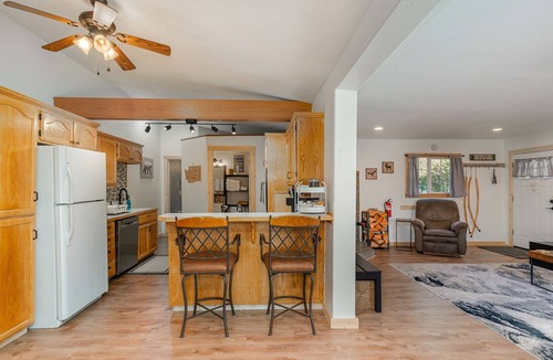 Ashford House | Bear’s Den hideaway with hot tub