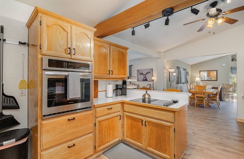 Ashford House | Bear’s Den hideaway with hot tub