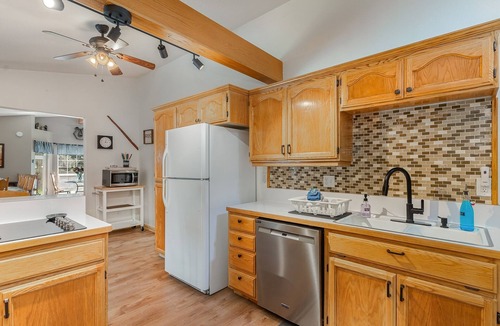 Ashford House | Bear’s Den hideaway with hot tub