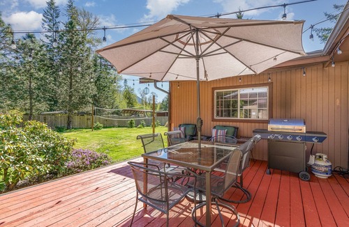 Ashford House | Bear’s Den hideaway with hot tub
