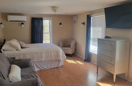 Glenburn House | Bears Den - Spacious Private Suite with shared Kitchen