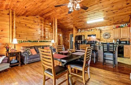 Sevierville Cabin | 🐾 BEARS 🐾EASY ACCESS 🐾 NO Crazy Roads 🐾 5Minutes off Parkway 🐾DOLLYWOOD7Miles 🐾