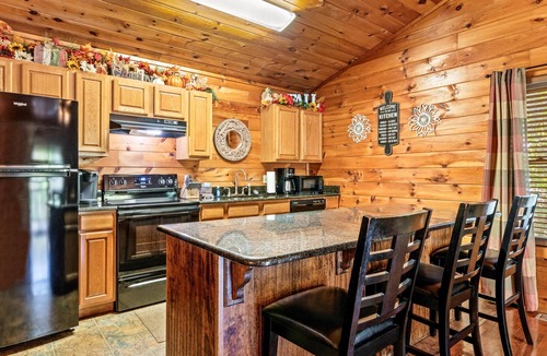Sevierville Cabin | 🐾 BEARS 🐾EASY ACCESS 🐾 NO Crazy Roads 🐾 5Minutes off Parkway 🐾DOLLYWOOD7Miles 🐾