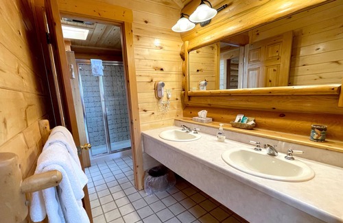 Red Lodge Hotel | Beartooth Hideaway Inn and Cabins