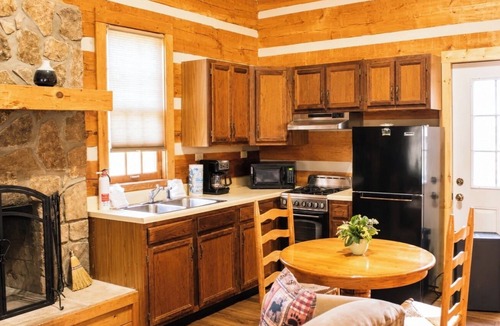 Pittman Center Cabin | Beary Cozy- Tiny Cabin Getaway!