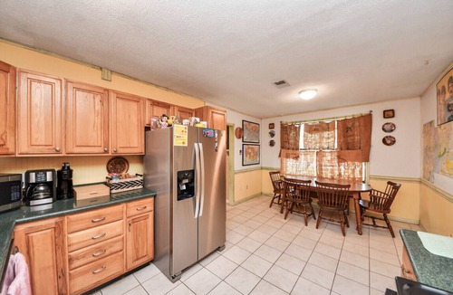 Channelview House | Beatles-Themed Retreat| Unique Stay in Channelview