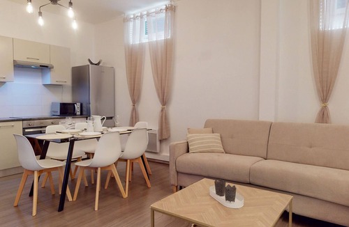 Poincare Apartment | beau bourg quartier halles 2br