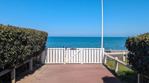 Cabourg Apartment | Beau studio accès plage, piscine, jardin, tennis, vélos, Netflix
