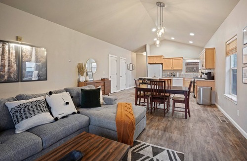 Boyd Acres House | Beaumont - Gorgeous Home! Great Location!