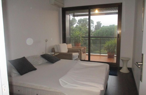 California - Pezou Apartment | Beausejour One Bedroom Apartment