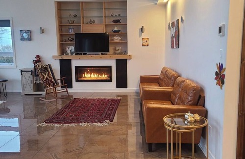Valleyfield House | Beautiful spacious river view house, direct access to regional park