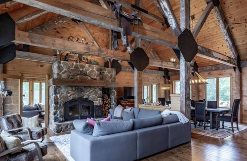 Muskoka Lakes Cottage | Beautiful 6 bed 4 bath cottage on Lake Joe with Boathouse + Hottub