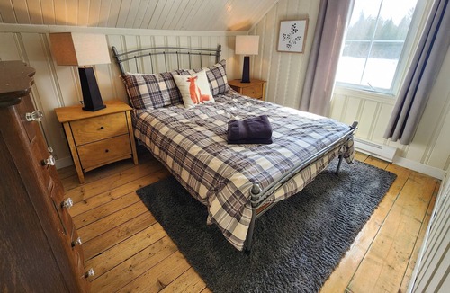 Mauricie Cottage | Beautiful country house by the river - 4.5 acres of private lot to enjoy nature.