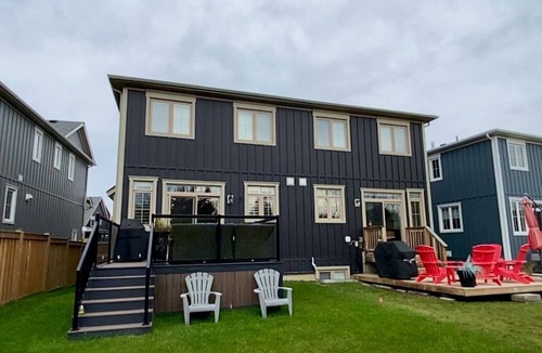 Glen Huron House | Beautiful home in Windfall, Blue Mountain. Walk to village, hot tub and pool!
