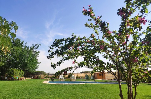 Valdetorres de Jarama Ski Chalet | Beautiful villa with garden, barbecue and pool