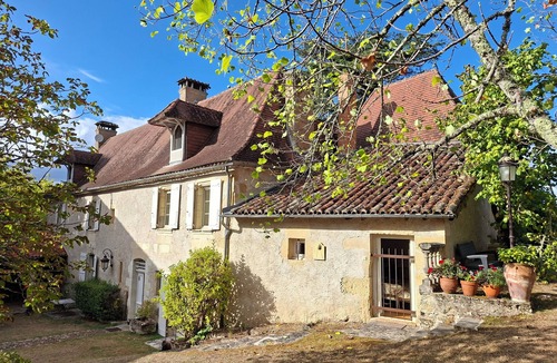 Bassillac and Auberoche House | Beautiful 17th century manor house, with park & swimming pool. Ideally located in the Dordogne.