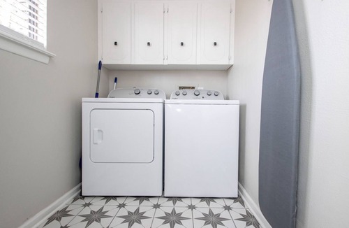 Benton House | Beautiful 1 BD 1Bath Close to Everything Newly Remodeled