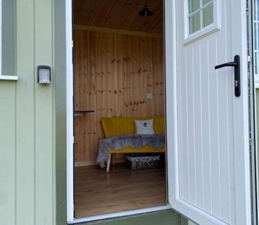 Uckington Apartment | Beautiful 1 Bed Shepherd Hut in Warwickshire