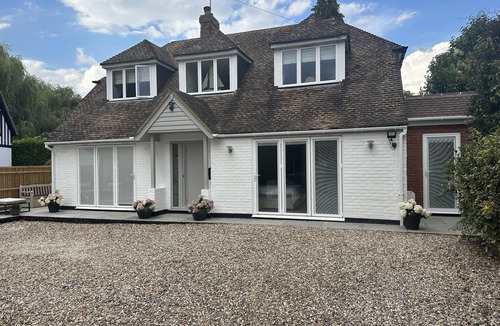 Bourne End Apartment | Beautiful 1-bed Studio in Bourne end