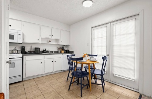 West Campus Apartment | Beautiful 1-bedroom apartment with AC in cool Austin