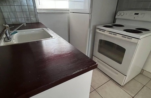 Little Ranches Condo | Beautiful 1 Bedroom Hollywood Condo & Enjoy the Pool!