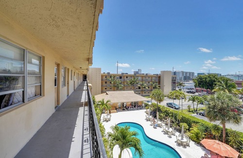 Little Ranches Condo | Beautiful 1 Bedroom Hollywood Condo & Enjoy the Pool!