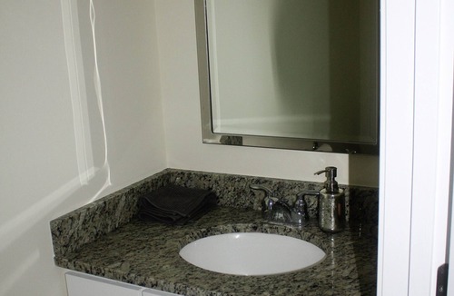 Hampton Condo | Beautiful 1-Bedroom Luxury Condo Sleeps Up to 4, Block to Beach