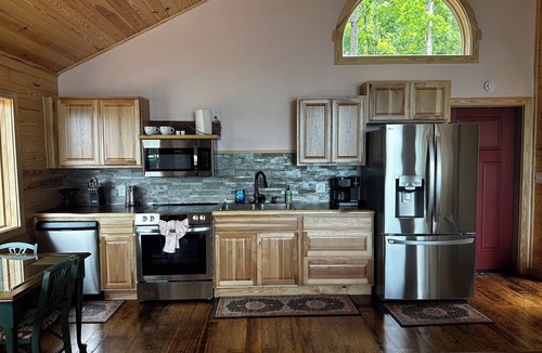 Bee Branch Cabin | Beautiful 1 bedroom Treehouse with heart shaped hot tub