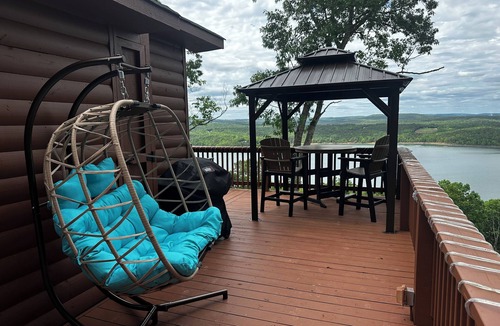 Bee Branch Cabin | Beautiful 1 bedroom Treehouse with heart shaped hot tub