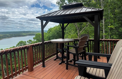Bee Branch Cabin | Beautiful 1 bedroom Treehouse with heart shaped hot tub