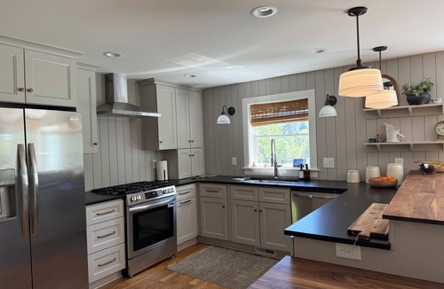 Durham Cottage | Beautiful 10 acre farmhouse getaway for couples or families