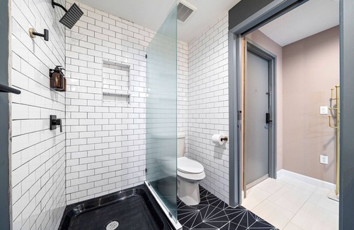 South Central Houston Hotel | Beautiful 10-bedroom Boutique Hotel with guest kitchen & conference room