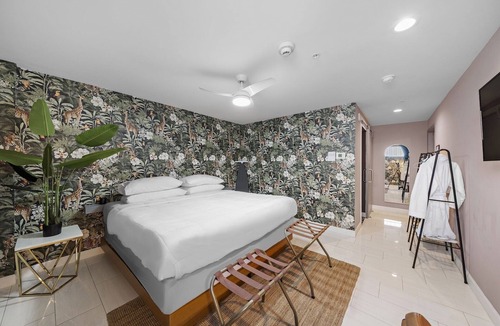 South Central Houston Hotel | Beautiful 10-bedroom Boutique Hotel with guest kitchen & conference room