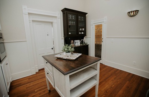 Purcell Apartment | Beautiful 100 year old Apt. on Historic Main St.