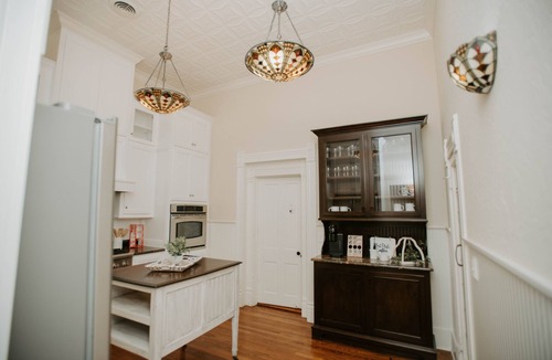 Purcell Apartment | Beautiful 100 year old Apt. on Historic Main St.