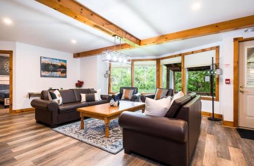 The Blue Mountains Ski Chalet | Beautiful 10Br Chalet Large Hot Tubs Firepit View